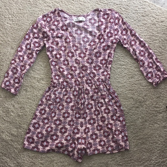 Pink Geometric Pattern Hollister Cinch Waist Romper Size XS - Picture 2 of 3